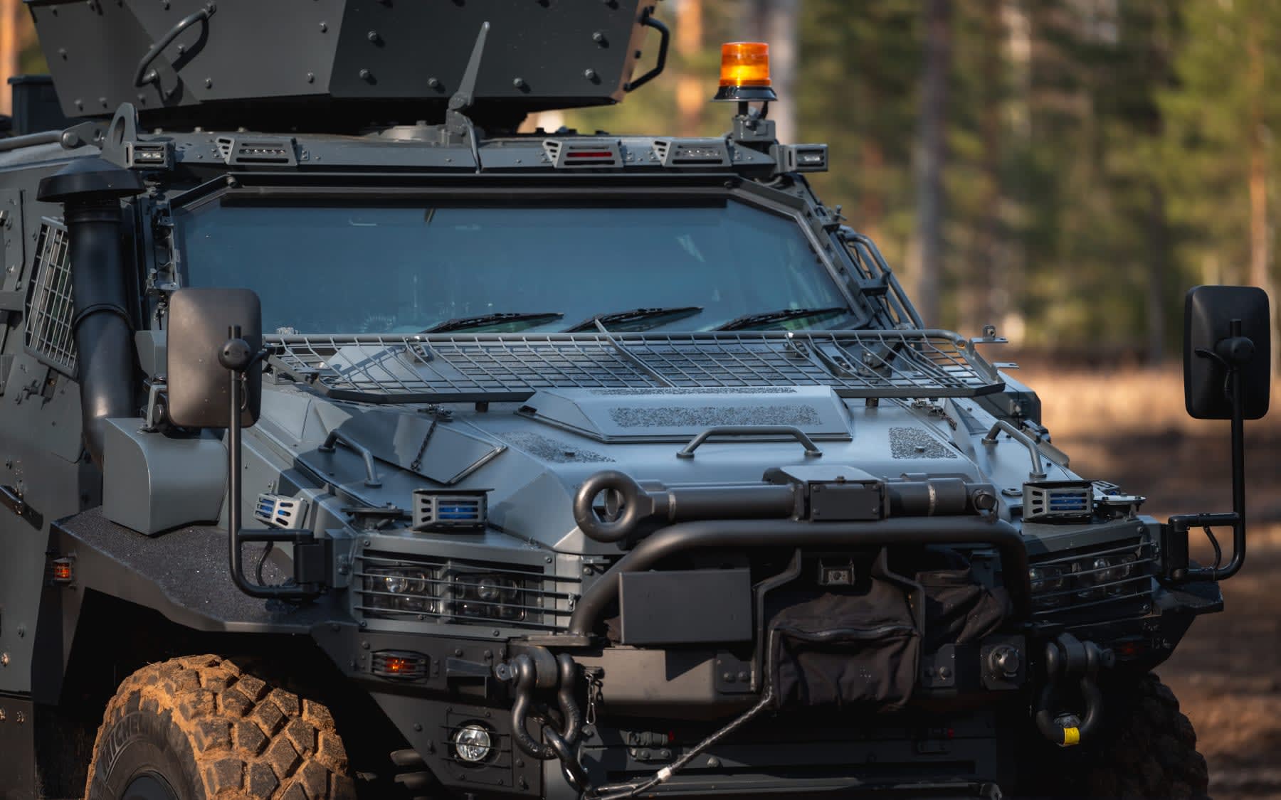 pildil on halli värvi soomuk